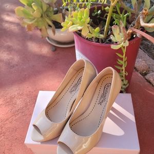 Patent faux leather beige shoes